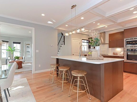 5th image of 64 Clarendon Ave