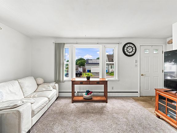 4th image of 21 Woodbine Avenue