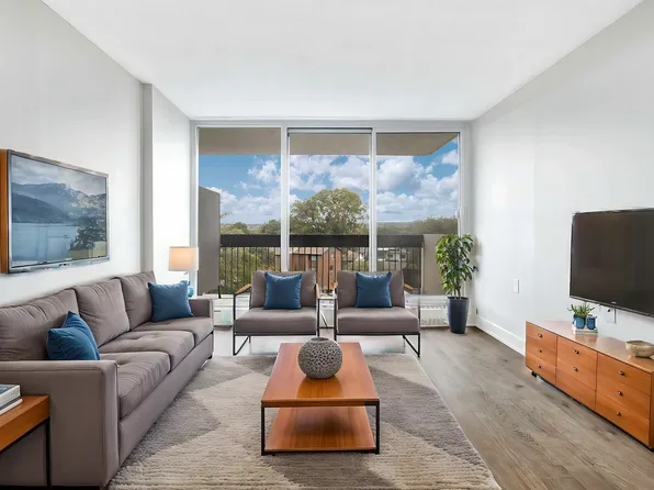 851 Richmond Rd, Ottawa, ON K2A 3X2