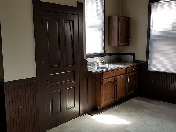 2nd image of 224 Iowa St