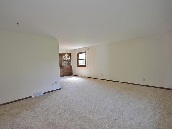 4th image of W127N12344 Knollwood Dr