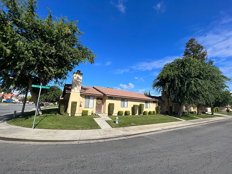 8600 White Rock — Photo 3