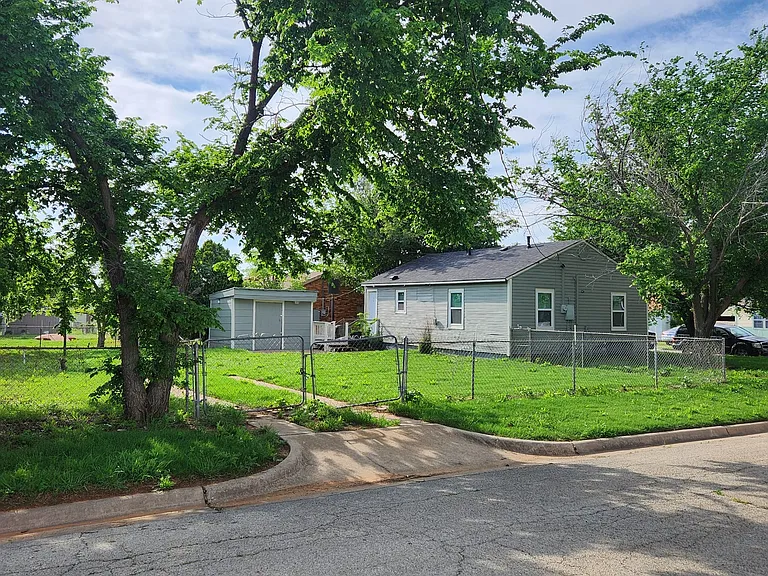 1622 Lucas Ave — Photo 11