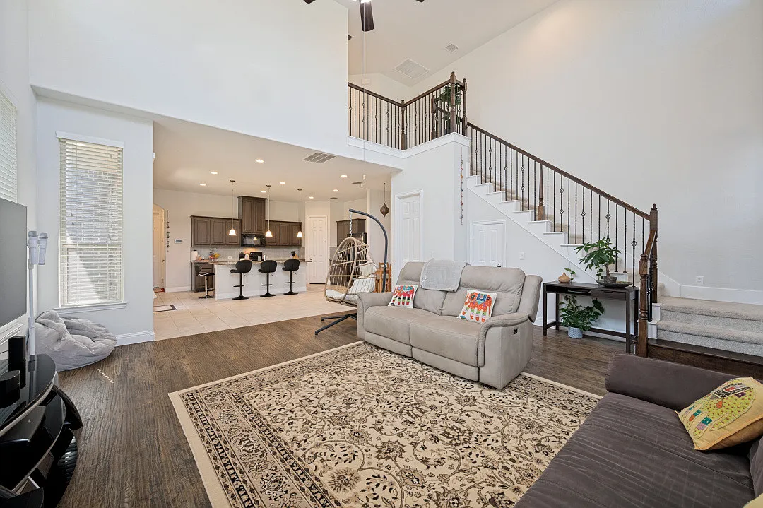 3 bed, 2.5 bath, 2033 sqft, $2,590 — Photo 4