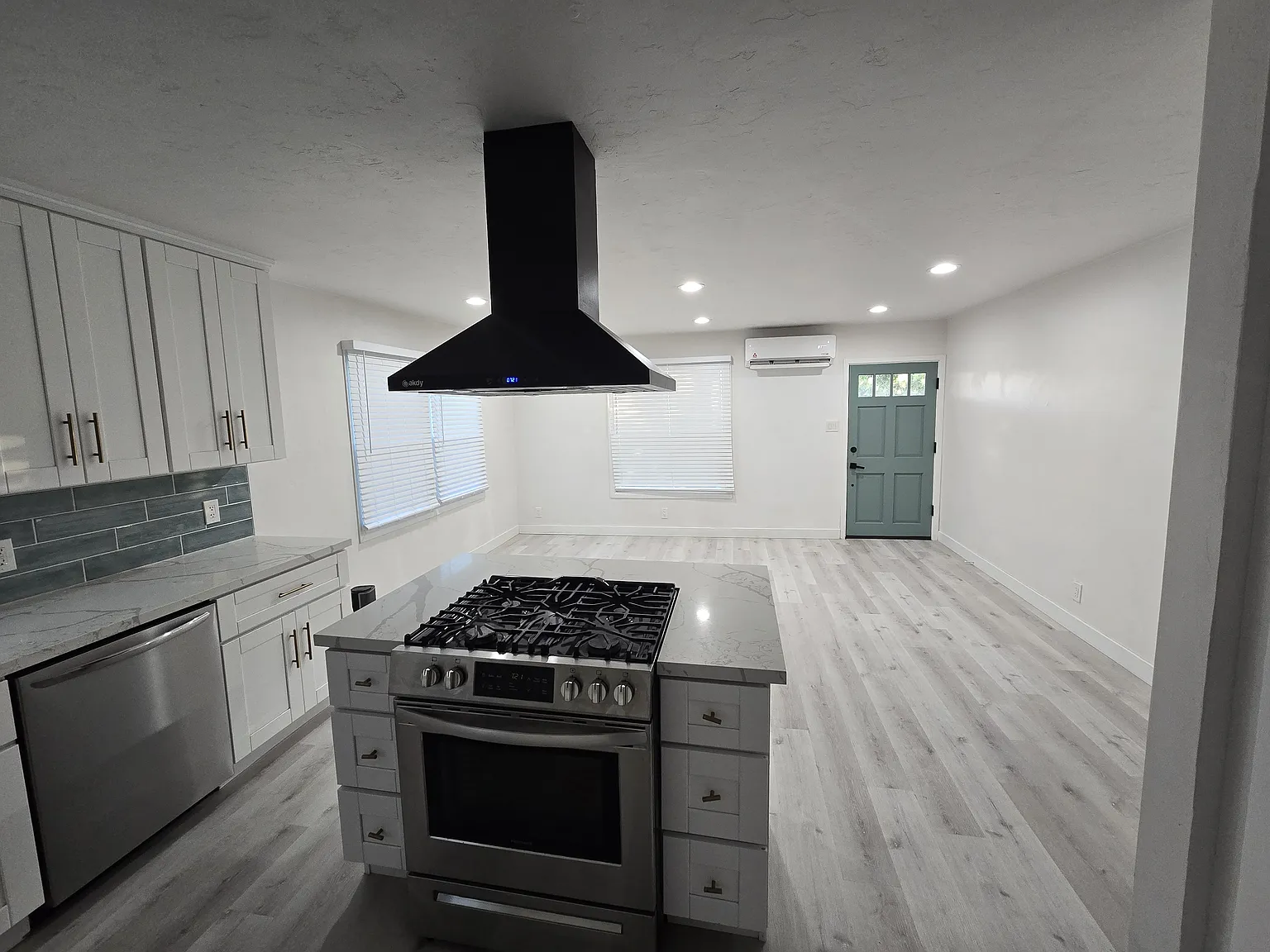 2 bed, 828 sqft, $2,550 — Photo 2