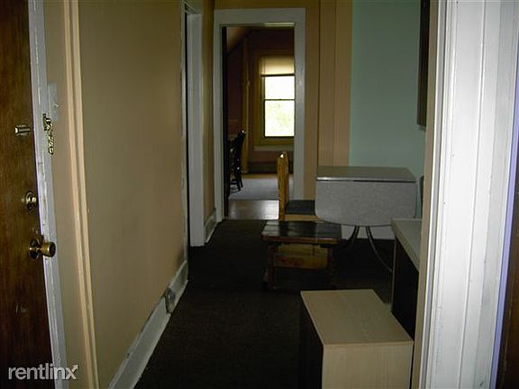 825 EU, #5 Hallway