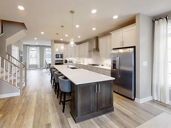 Kitchen Counter White quartz 4 people seating