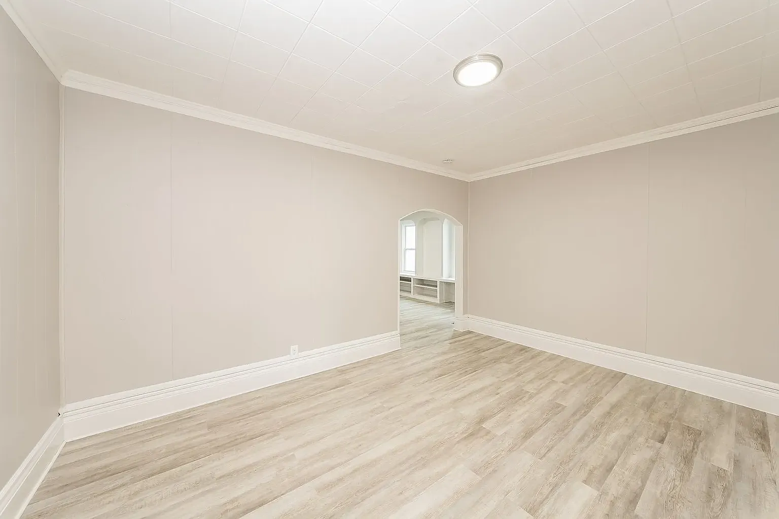 4 bed, 1400 sqft, $1,000 — Photo 1
