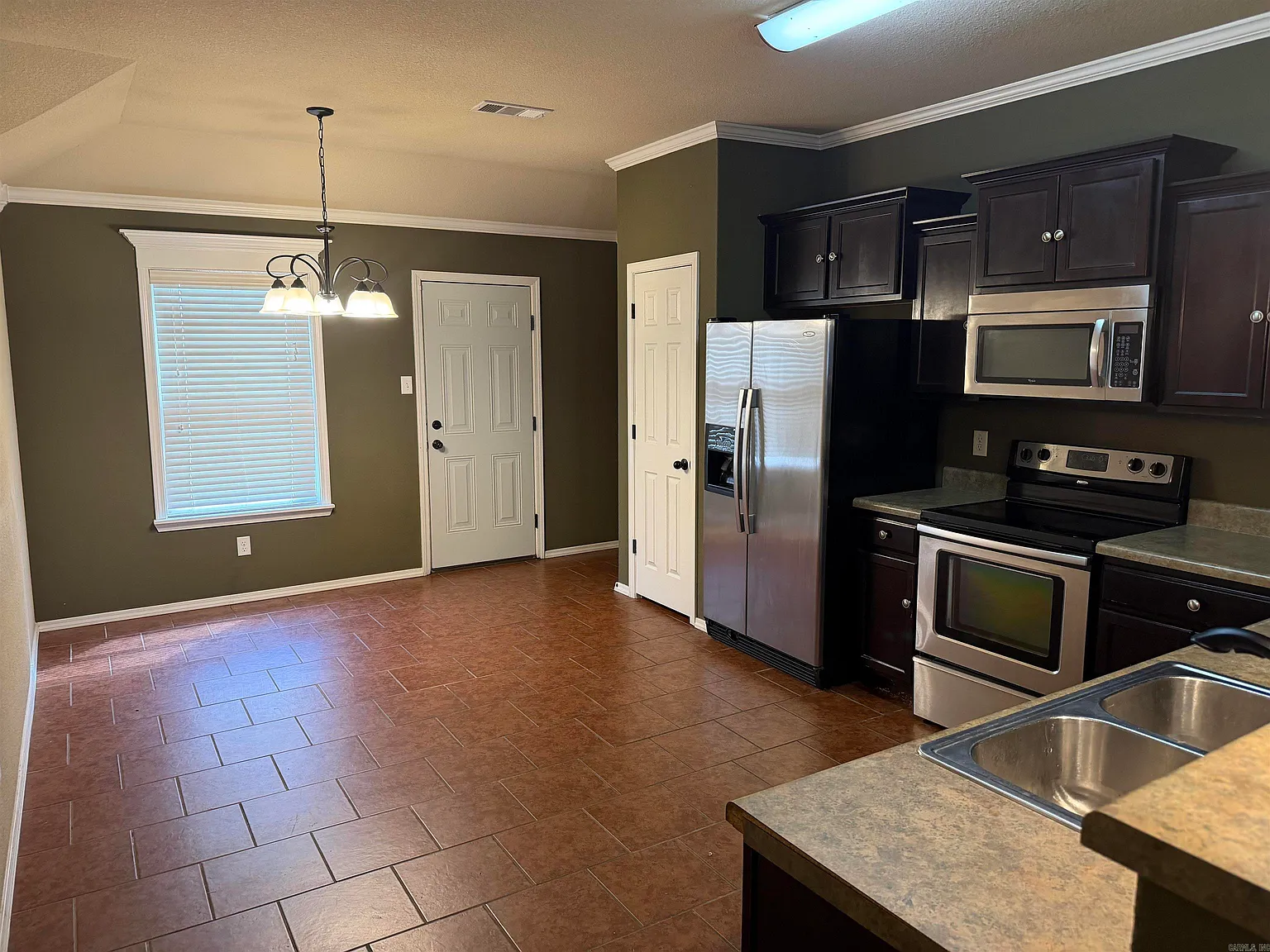 4 bed, 2.0 bath, 1500 sqft, $1,800 — Photo 3