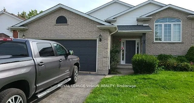 8001 Woodsview Cres — Photo 1