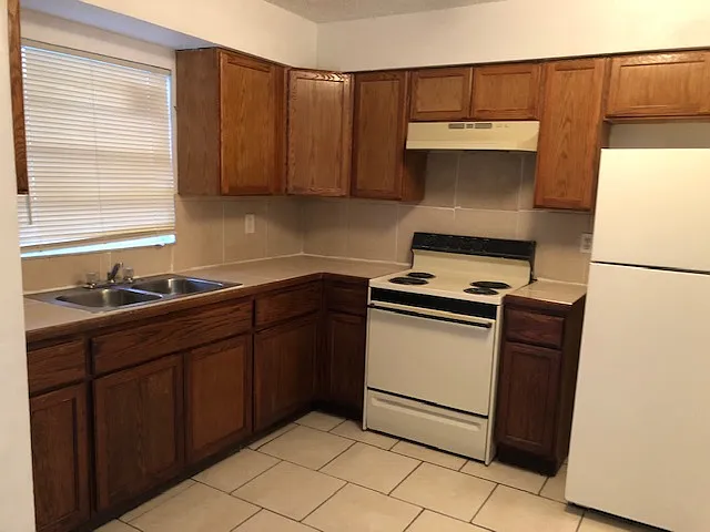 3 bed, 900 sqft, $1,900 — Photo 2