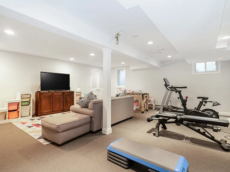 10 Loewen Ct — Photo 36
