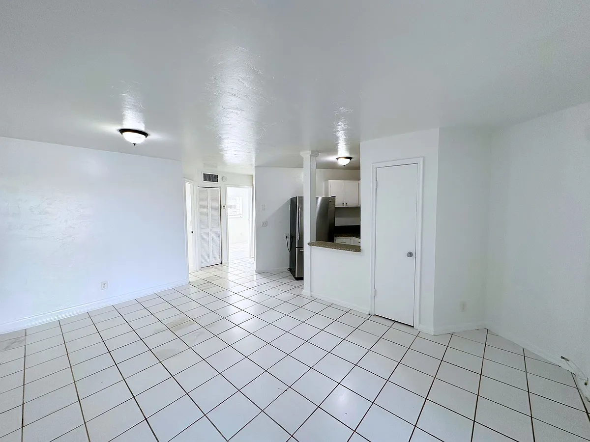 Building Photo - 519 W Kalmia Dr #2