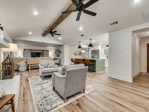 5th image of 213 Molina St