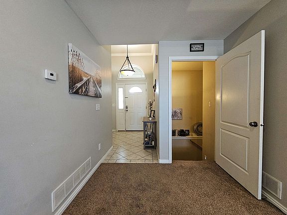 5th image of 934 Margaret St