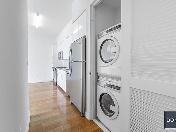 4th image of 33 Bond St APT 1609
