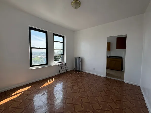 1841 Mohegan Avenue image 1 of 8