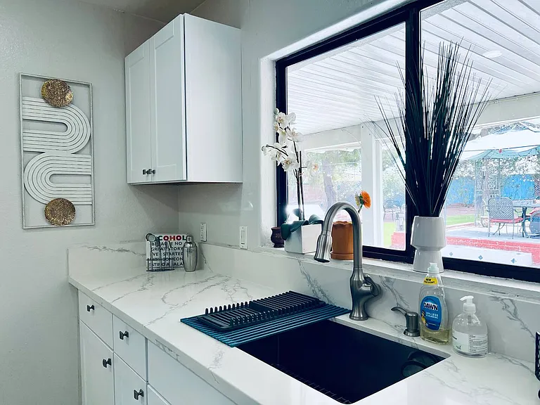 1505 Hialeah Dr — Photo 23