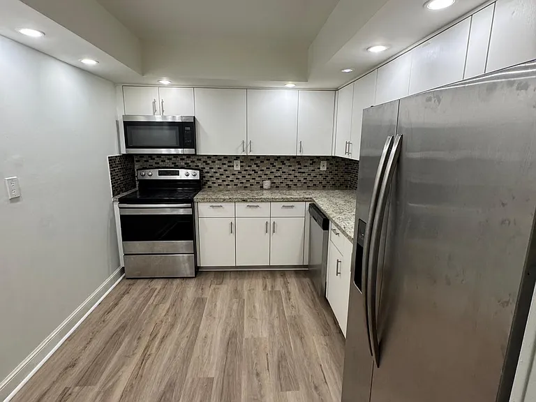 800 Parkview Dr #A1018 — Photo 18