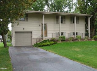 1915 W Laurel St, Freeport, IL 61032