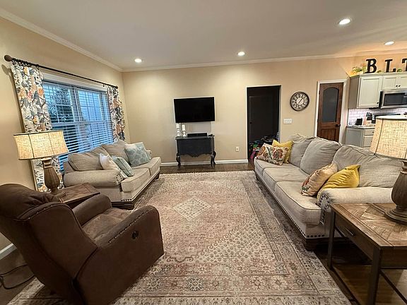 3rd image of 208 E Goldenrod Ave