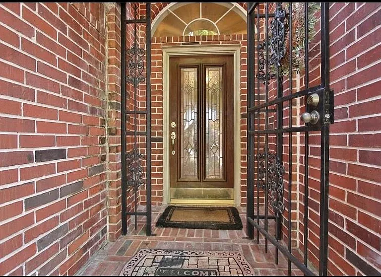 1110 Parkhaven Ln — Photo 2
