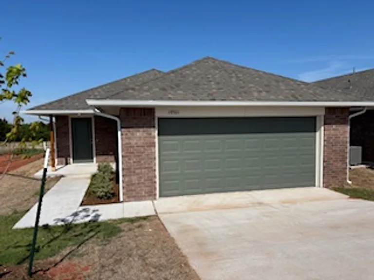 19501 Conway Dr — Photo 2