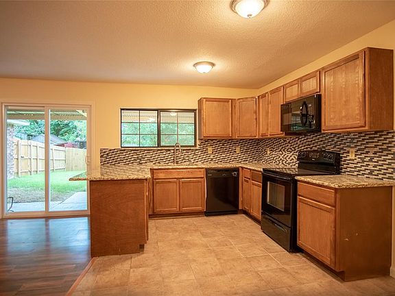 5th image of 3402 Meadow Oaks Dr