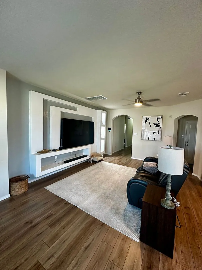 Cute & Cozy 3 Bdrm 2 Bath — Photo 2
