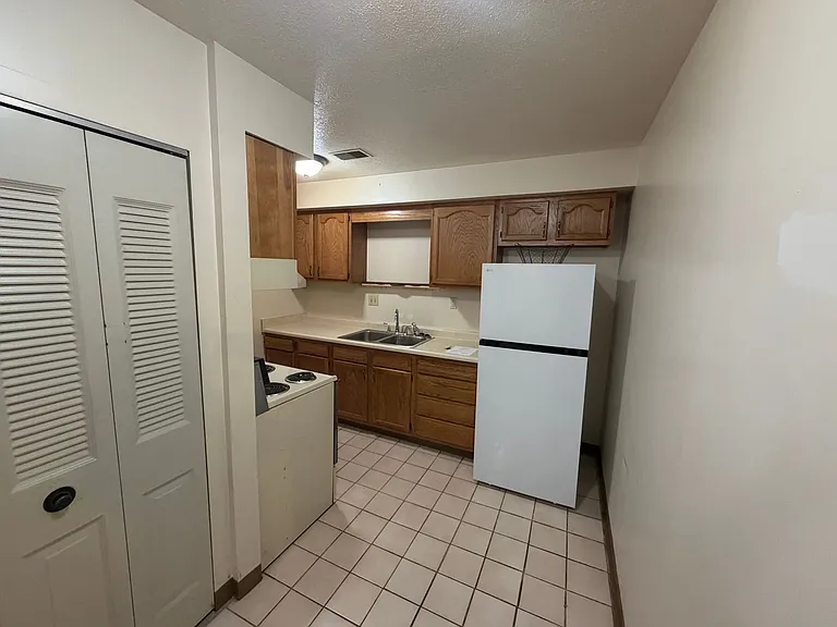 Regis Apartments — Photo 17