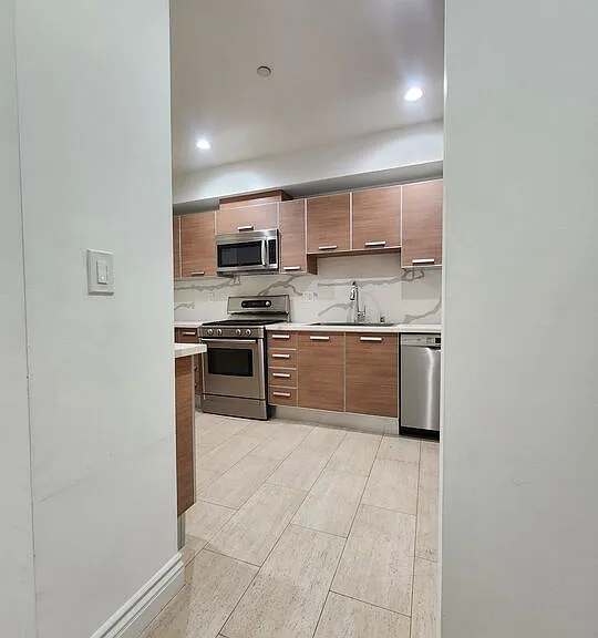 147 S Doheny Dr — Photo 3