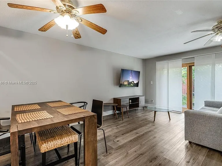 2530 NE 9th St — Photo 4