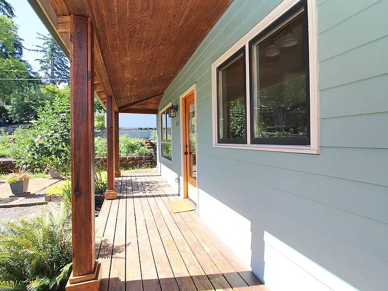9233 SW Brier Pl — Photo 3