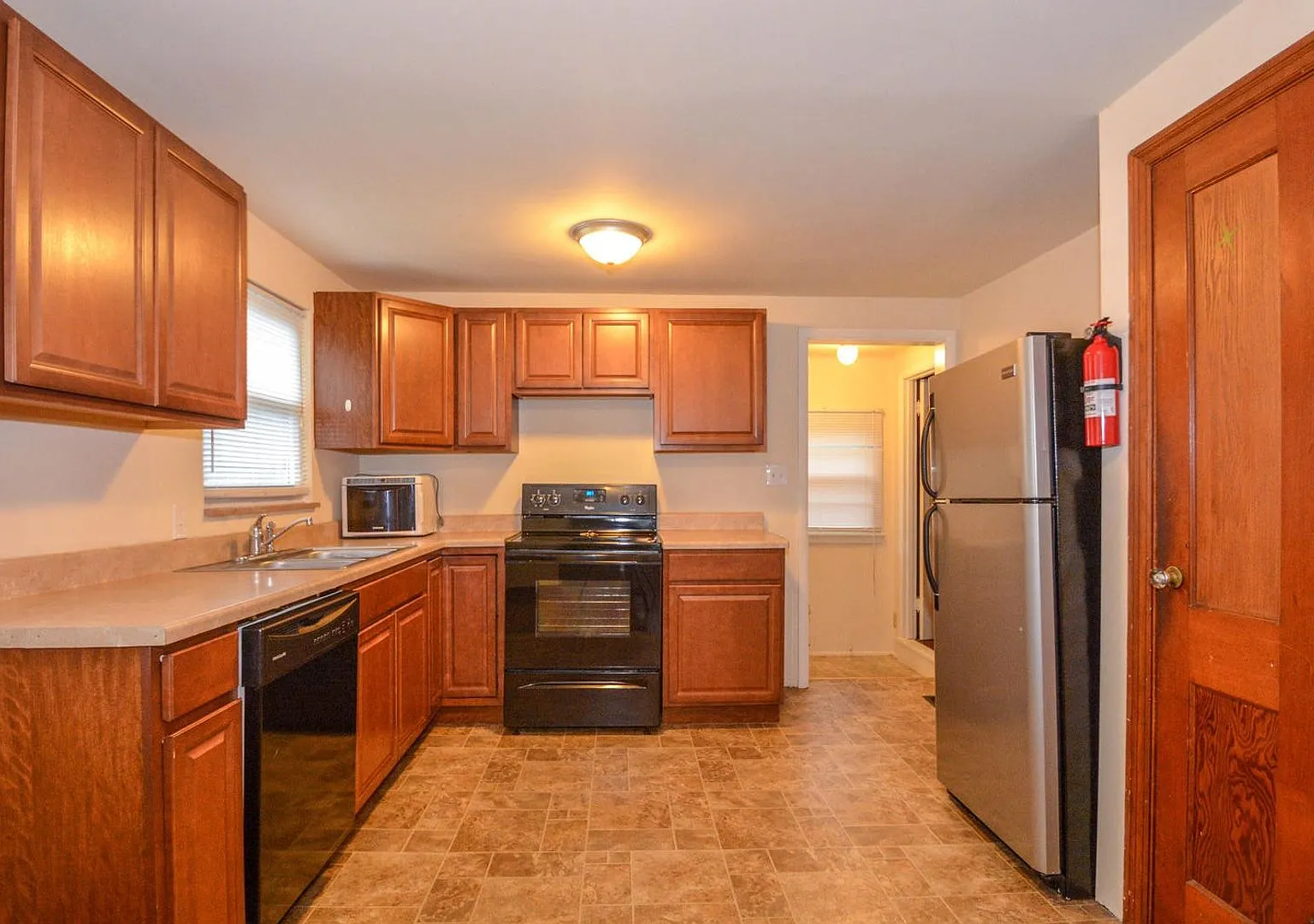 207 E 14th St - 5Bed/2Bath - Remodeled Basement! — Photo 3