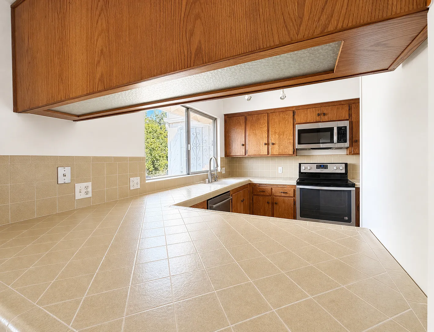 4 bed, 2450 sqft, $3,300 — Photo 3