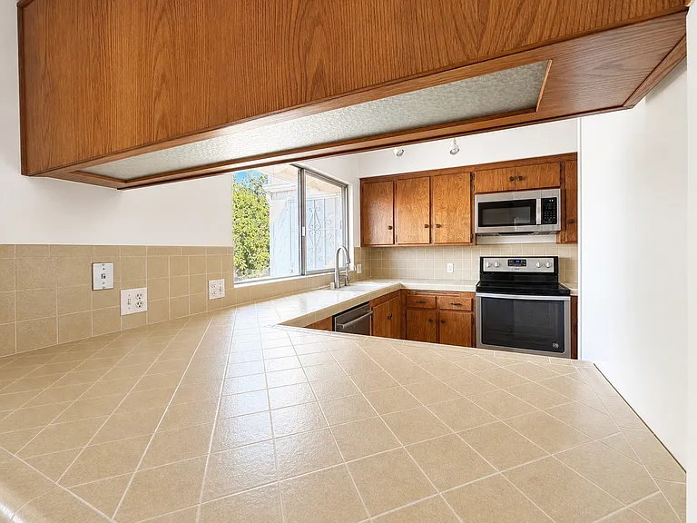 1773 Royal Way — Photo 3