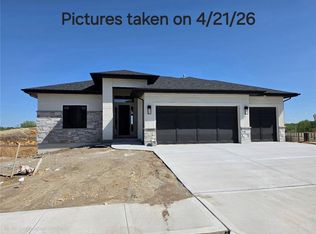 11271 S Sunray Dr, Olathe, KS 66061
