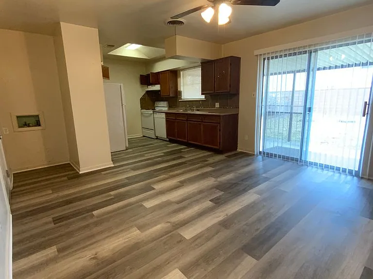 712 Alexander St — Photo 3