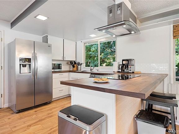 5th image of 406 NE Conifer Dr