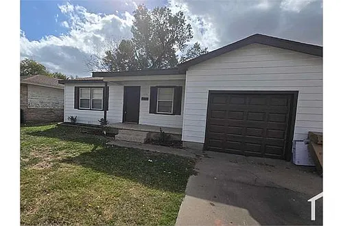 1710 NW Hoover Ave Photo 1