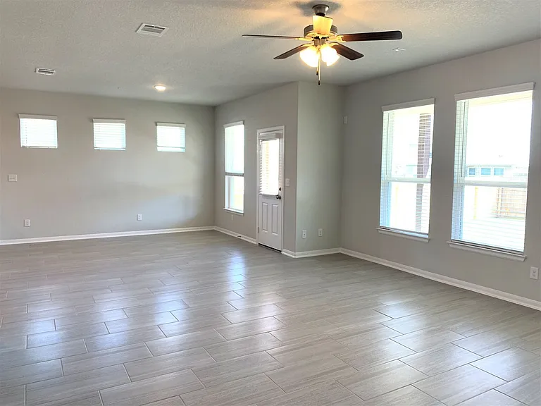 1104 Coulee Dr — Photo 3