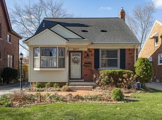 2057 Hawthorne Rd, Grosse Pointe Woods, MI 48236