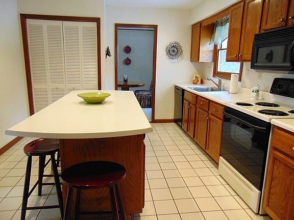4th image of 12 Baltusrol Dr