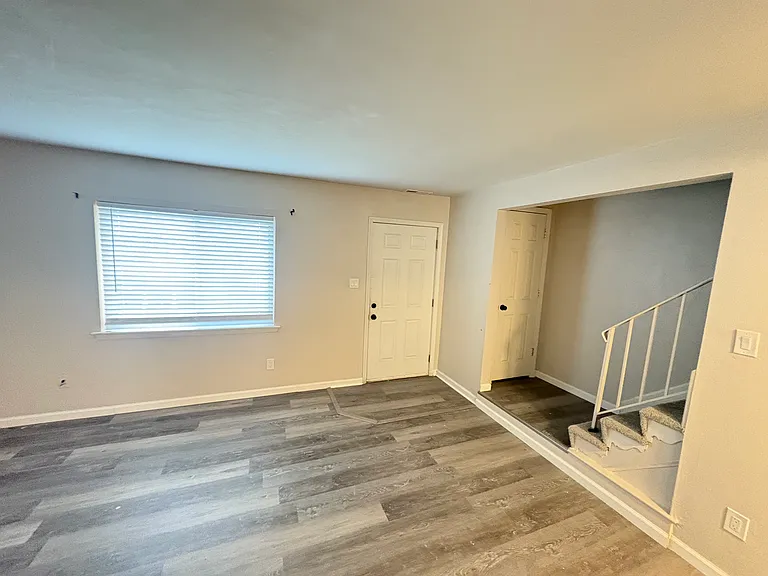 813 S Grosvenor Ct — Photo 2