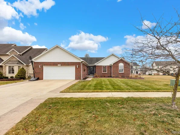 23226 Waterview Dr, New Boston, MI 48164