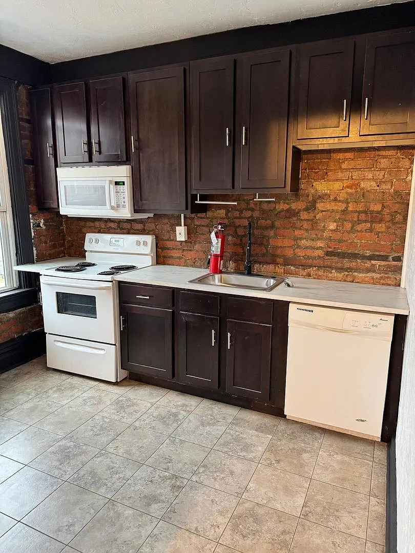 2 bed, 969 sqft, $1,500 — Photo 2