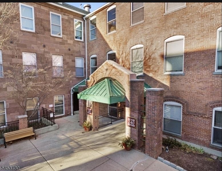 1st image of 240 Main St BLDG 240 #305
