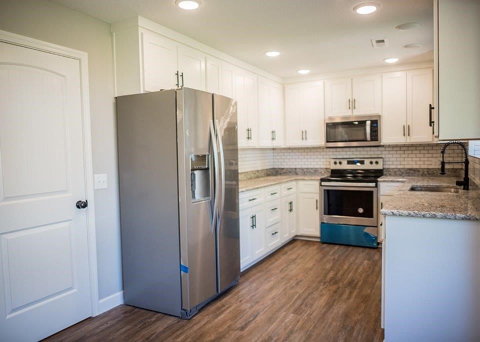 1st image of 2821 Parkwood Cir