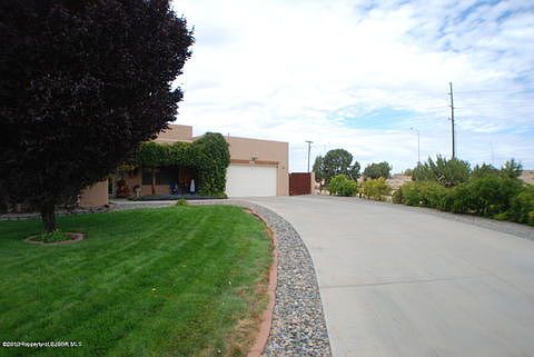 appealing driveway leading to the 2 car garage