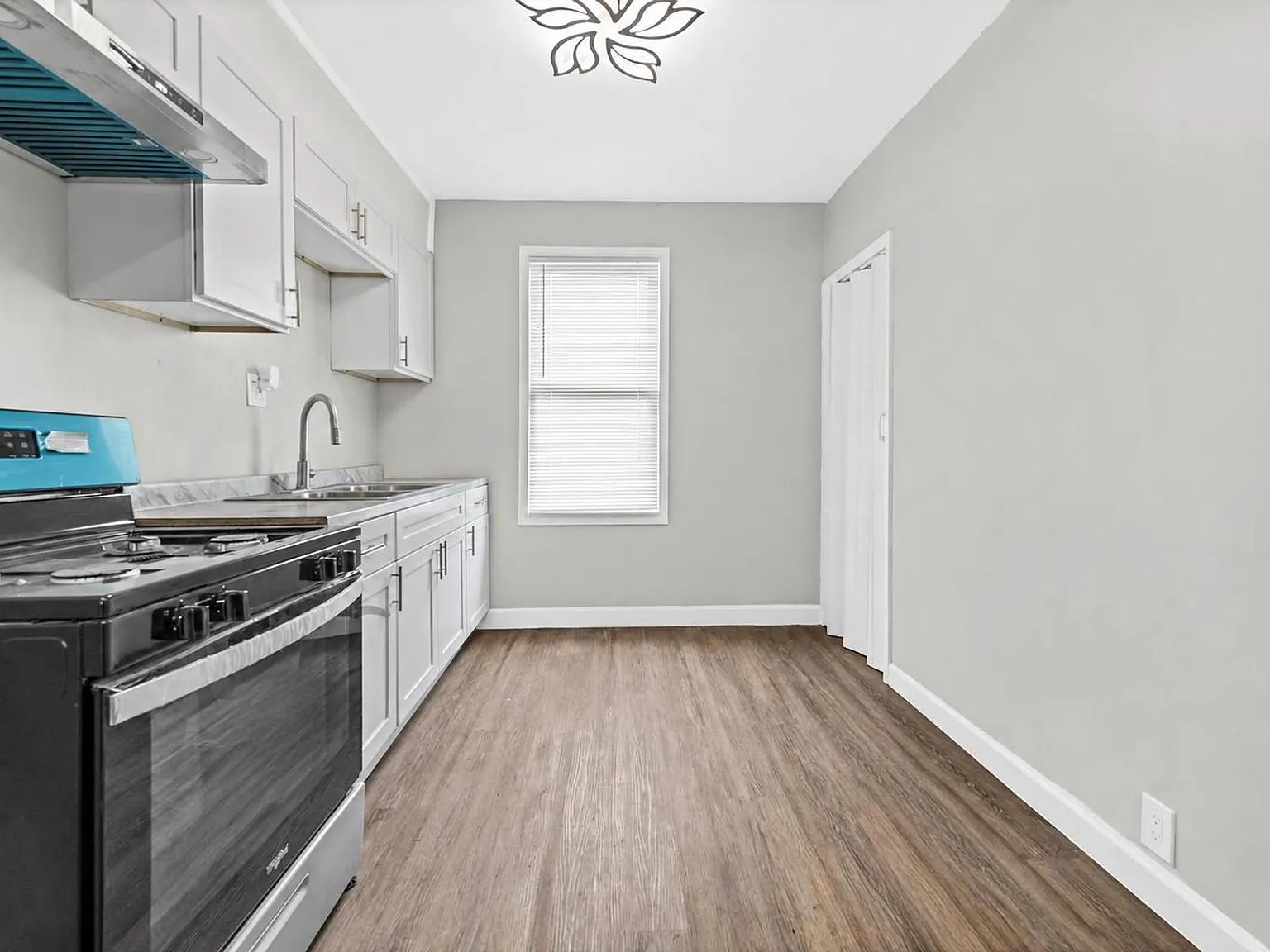 2415 Cody St — Photo 4